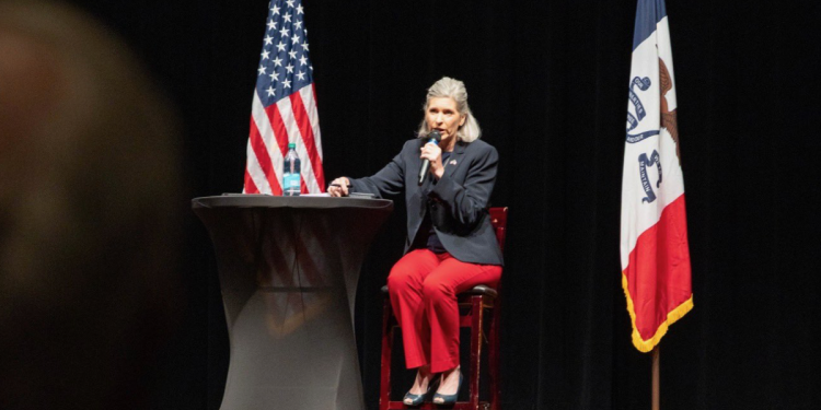 Joni Ernst udvostručuje se na sumornim ‘svi ćemo umrijeti’ komentari u sarkastičnoj neapologiji