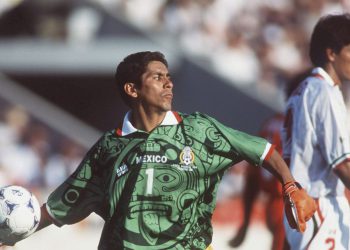 Jorge Campos, 58 -godišnji bivši meksički golman, vraća rukavice i cipele