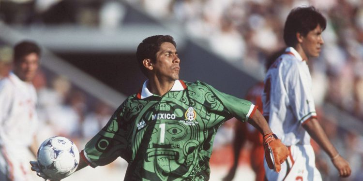 Jorge Campos, 58 -godišnji bivši meksički golman, vraća rukavice i cipele