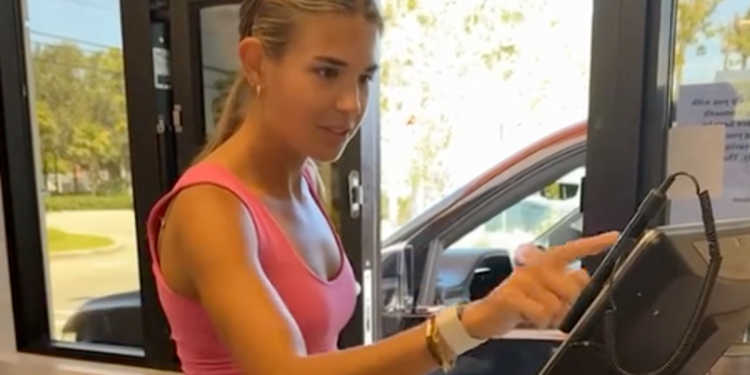 Kai Trump slijedi obiteljskim stopama ukratko se pretvarajući da radi u restoranu brze hrane