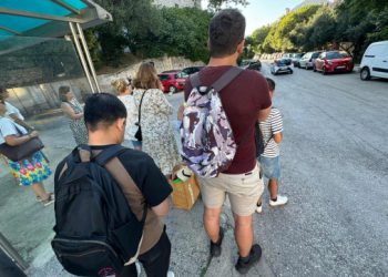 Kaos na liniji 1B: Tri autobusa nisu mogla proći zbog nepropisno parkiranih auta, ljudi kasnili na posao!