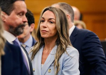 Karen je pročitala od ubojstva svog dečka policajca u Bostonu koji je izazvao divlje navijanje izvan suda