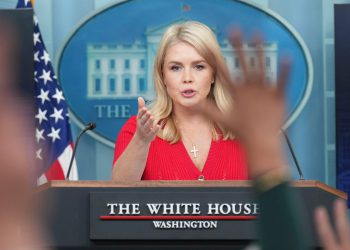 Karoline Levitt jače religioznu ogrlicu nakon brutalne šale Jon Stewarta: ‘Neka vrsta čudnog križa Pinocchio’