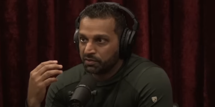 Kash Patel ima uživo ‘WTF’ trenutak na Joeu Roganu dok saznaje o Trumpu protiv Musk-a Mid-Interview