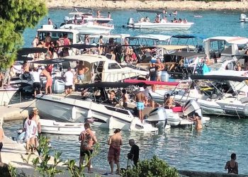 Kasno u noći uklonjeni nezakonito postavljeni pontoni na Drveniku Velom