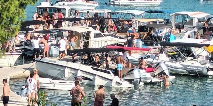 Kasno u noći uklonjeni nezakonito postavljeni pontoni na Drveniku Velom