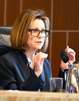 U travnju je sutkinja Kathleen Williams zabranila provedbu zakona na Floridi zbog koje je prekršaj nedokumentiranim imigrantima ulazak ili ponovno ulazak u državu, dok su je na sudu osporavale grupe za prava imigranata