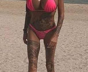 Katie Price probija imovinu u vrućem ružičastom bikiniju na plaži u Dubaiju samo dan nakon što je British Airways otkazao letove tamo usred udara na Bliskom Istoku