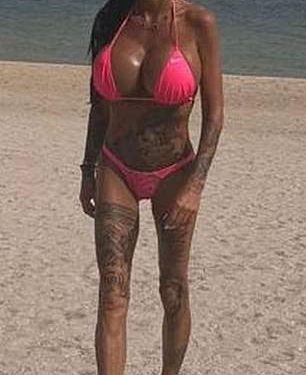 Katie Price probija imovinu u vrućem ružičastom bikiniju na plaži u Dubaiju samo dan nakon što je British Airways otkazao letove tamo usred udara na Bliskom Istoku