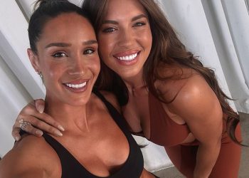 Kayla Itsines iskrivi glasine o osvajanju jer je njezin poslovni partner Kelsey Wells najnoviji za napuštanje fitness aplikacije znoj: “Osjećam govedinu između njih”