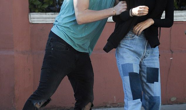 Kim Turnbull postavlja rekord ravno: bivši bivši Romeo Beckham negira da je ikad romantično umiješan sa svojim starijim bratom Brooklynom usred tvrdnji da je razlog za obiteljsku svađu