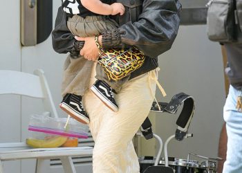 Kourtney Kardashian Cradles Baby Sin kao nju i Travis Barker potaknuli su publika