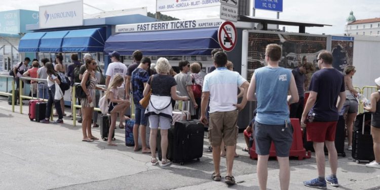 Kreće ludilo u trajektnoj luci! Split – Supetar i druge linije pojačane zbog ljetnih gužvi