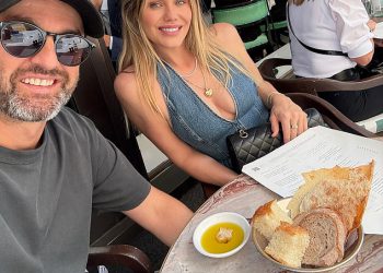 Kriket Wag Emma Lyon nosi dragulje i pribor vrijedne tisuće dolara dok pokazuje svoje cijepanje tijekom sastanka sa suprugom Nathanom u Londonu