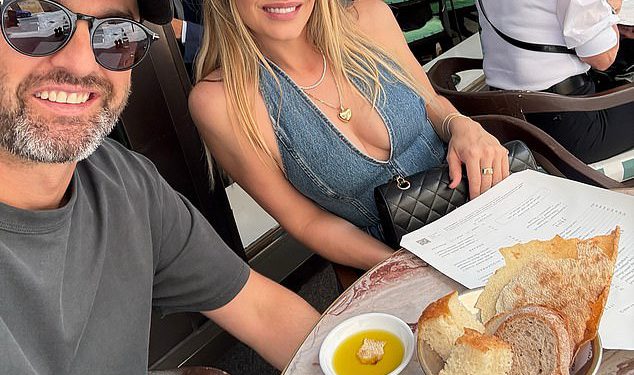 Kriket Wag Emma Lyon nosi dragulje i pribor vrijedne tisuće dolara dok pokazuje svoje cijepanje tijekom sastanka sa suprugom Nathanom u Londonu