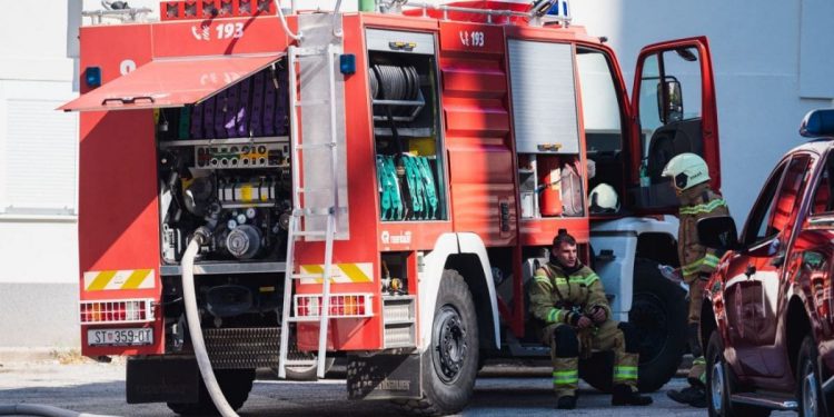 Krvava noć u Splitu: Vatrogasci intervenirali ispred poznatog noćnog kluba