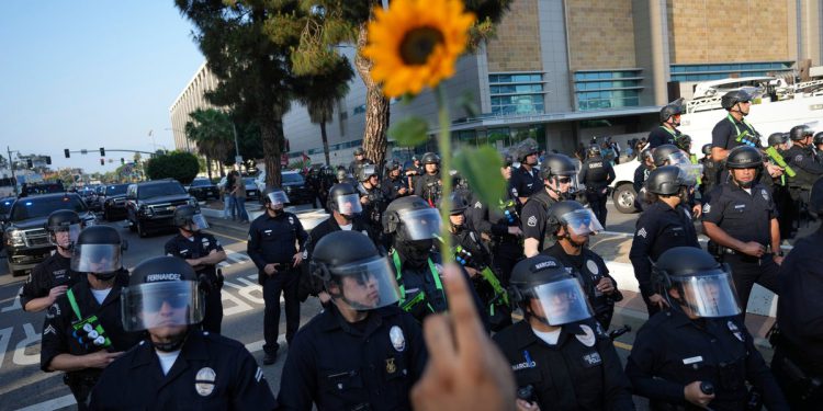 LA Prosvjedi ažuriranja uživo: policijski sat nametnut dijelovima Los Angelesa dok Newsom zabija Trump za ‘Fanning the Flames’