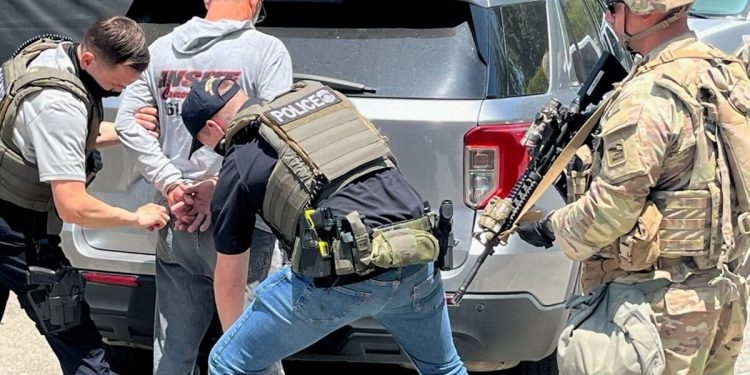 LA Prosvjedi uživo: Više od 400 uhićenih zbog prosvjeda protiv leda dok je policijski policijski policijskivot bio nametnut drugu noć