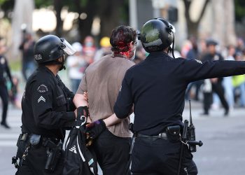 LA gradonačelnik Bass: Pet uhićenih, 30 citata kao 30.000 pobuna izašlo je na ulice