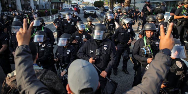 LA protesti uživo: Trump mobilizira 4.000 Nacionalne garde i 700 marinaca kako bi razbio nemir na nemiru