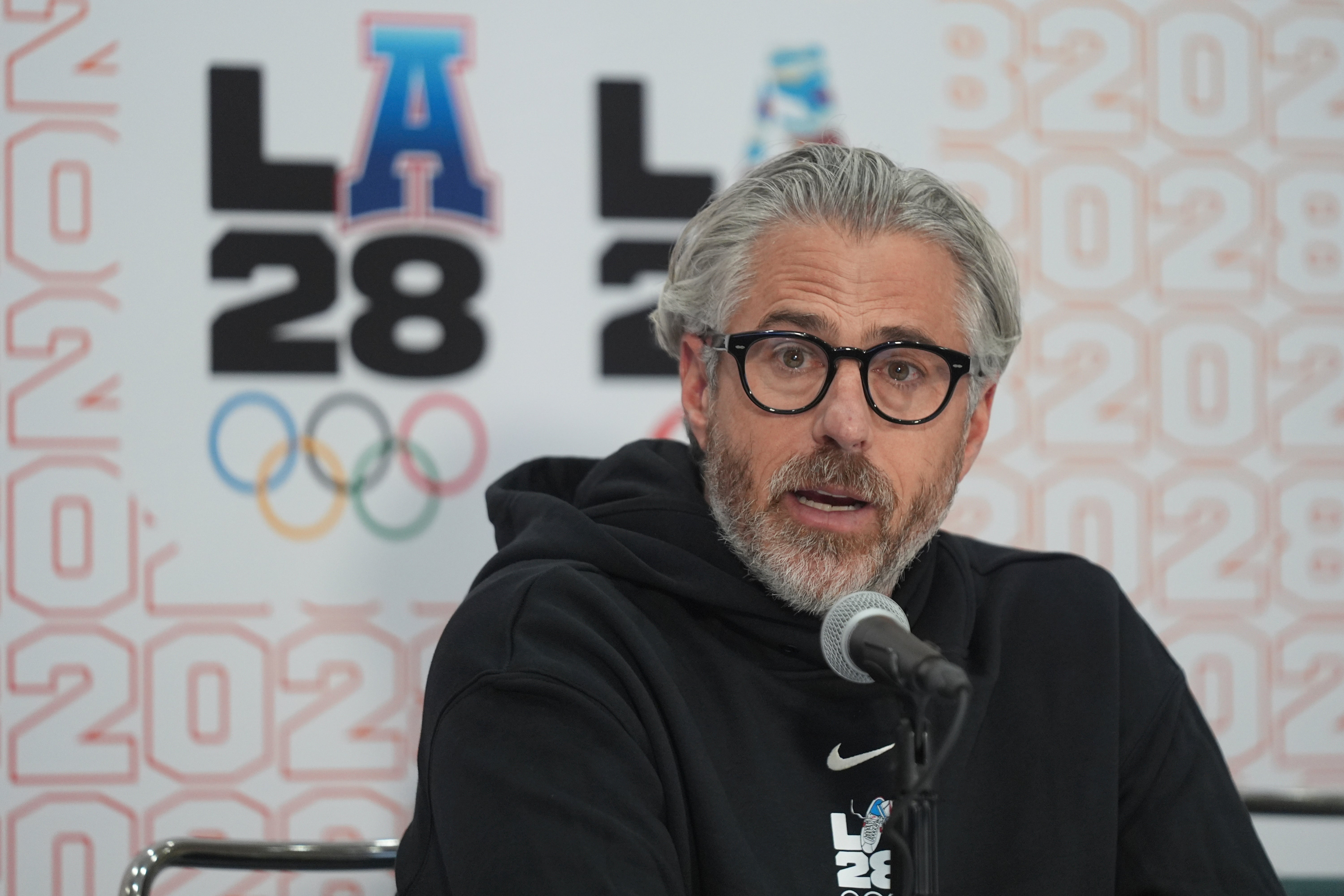 Casey Wasserman, predsjedavajući LA28 i predsjednik, postavlja pitanja iz medija tijekom konferencije za novinare u Los Angelesu