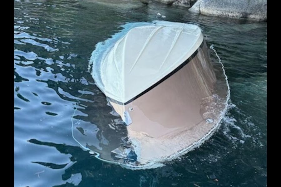 Šest ljudi je mrtvo, dvije su odvedene u bolnicu, a dvije su nestale nakon što je luksuzni čamac prekriven na jezero Tahoe.