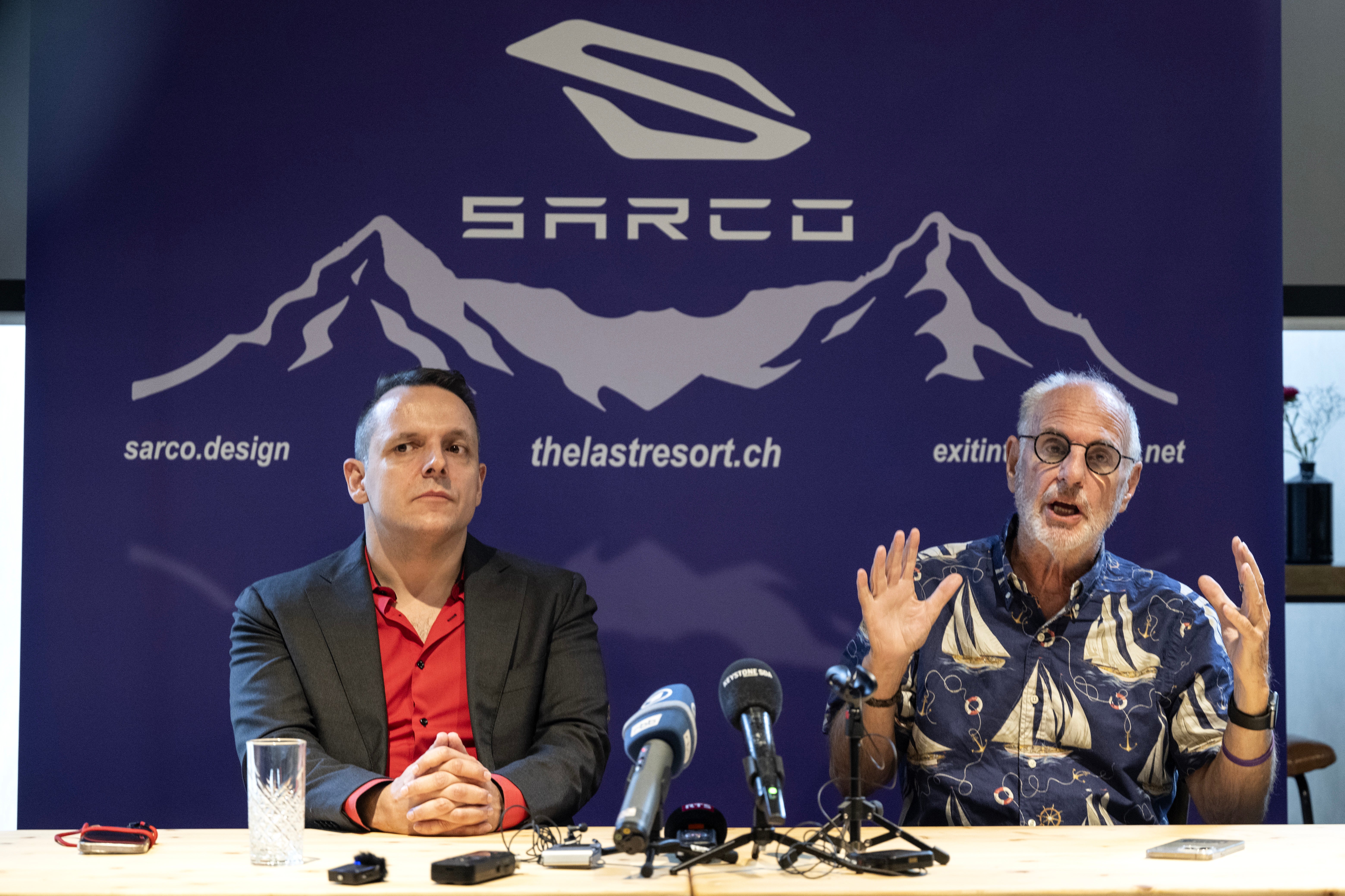 Australski liječnik Philip Nitschke, osnivač Eutanasia organizacije Exit International, govori pored Floriana Willet -a
