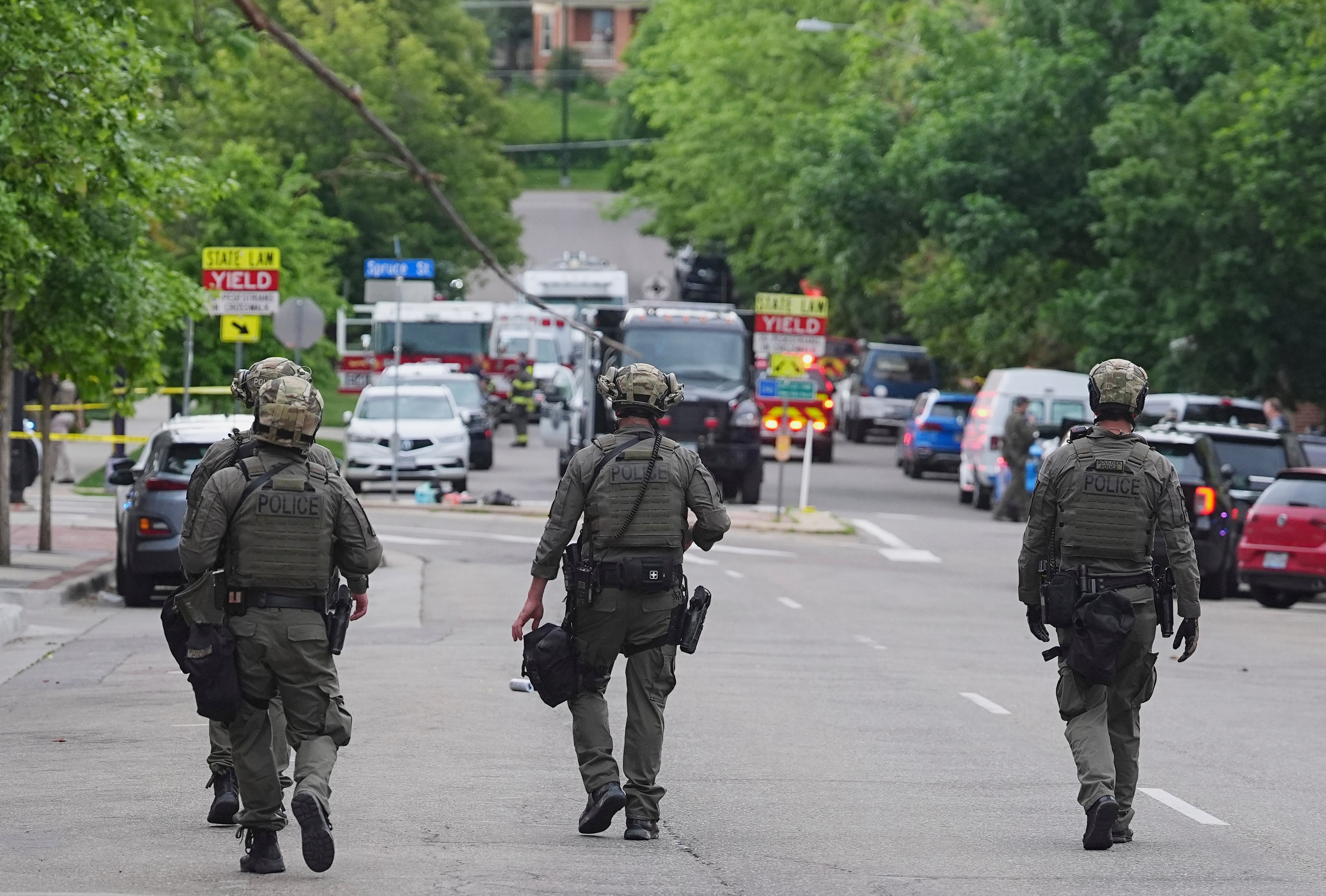 Dužnosnici za provedbu zakona istražuju nakon napada na trgovački centar Pearl Street, u nedjelju, 1. lipnja 2025., u Boulder, Colorado (AP Photo/David Zalubowski)