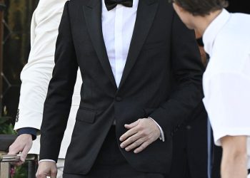 Leonardo DiCaprio se ruga zbog bizarnog izgleda šešira dok pohađa Jeff Bezos i Lauren Sanchez vjenčanje