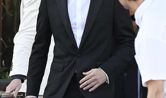 Leonardo DiCaprio se ruga zbog bizarnog izgleda šešira dok pohađa Jeff Bezos i Lauren Sanchez vjenčanje