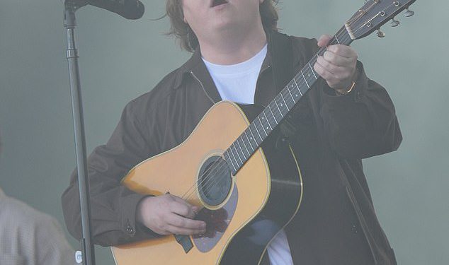 Lewis Capaldi vraća se u Glastonbury pozornicu nakon hiatusa u karijeri dvije godine nakon što ga je Touretteova bitka ostavila da ne može završiti svoj set na festivalu