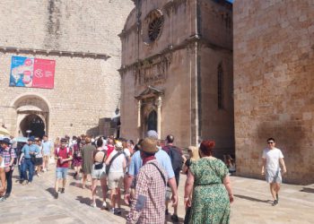 Ljepota koja se ne propušta: Veliki broj turista čeka red za zidine