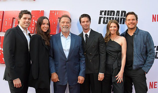 Ljubavno dijete Arnolda Schwarzeneggera Joseph Baena smrznuto s obiteljske fotografije s polusatama na premijeri