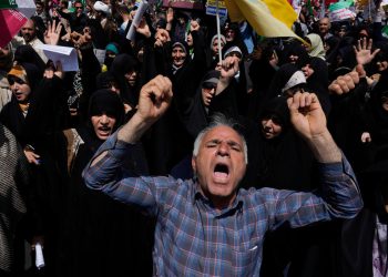 Ljudi očajnički pokušavaju nazvati obitelj u Iranu dobivaju tajanstvene robotske odgovore