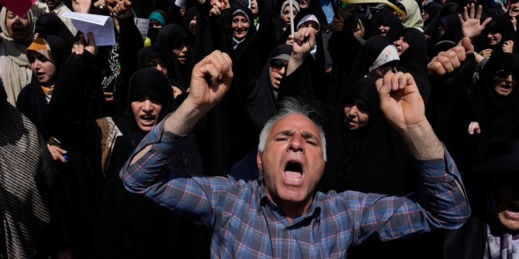 Ljudi očajnički pokušavaju nazvati obitelj u Iranu dobivaju tajanstvene robotske odgovore