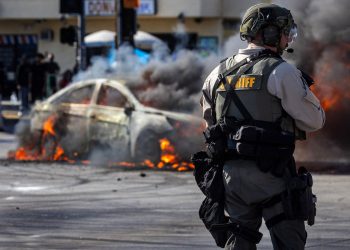 Los Angeles Protiv-Ice protesti: Trumpova prijetnja ‘neredima i pljačkašima’ nakon imigracijskih racija iskričava Fury na ulicama LA