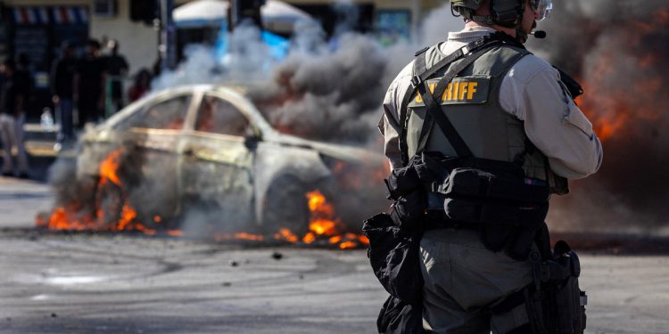 Los Angeles Protiv-Ice protesti: Trumpova prijetnja ‘neredima i pljačkašima’ nakon imigracijskih racija iskričava Fury na ulicama LA
