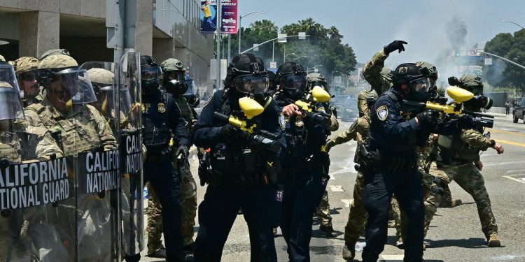 Los Angeles je zapalio preko vikend ledenih racija. Tada je stigla Nacionalna garda