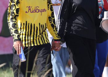 Louis Tomlinson i djevojka Zara McDermott priredili su voljeni zaslon dok šetaju ruku u Glastonbury-nakon te smrznute razmjene sa bivšim Samom Thompsonom