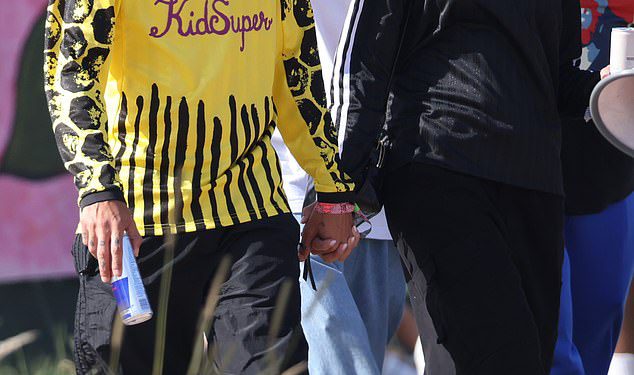 Louis Tomlinson i djevojka Zara McDermott priredili su voljeni zaslon dok šetaju ruku u Glastonbury-nakon te smrznute razmjene sa bivšim Samom Thompsonom