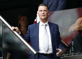 Louis Van Gaal iznosi brutalnu tvrdnju da su Man United “komercijalni klub, a ne nogometni klub” – kao što bivši šef inzistira na tome da Red Devils treba “obratiti pažnju” na rivale Premier lige