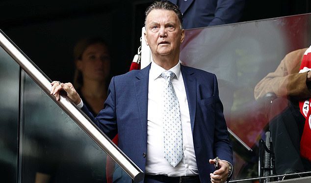 Louis Van Gaal iznosi brutalnu tvrdnju da su Man United “komercijalni klub, a ne nogometni klub” – kao što bivši šef inzistira na tome da Red Devils treba “obratiti pažnju” na rivale Premier lige