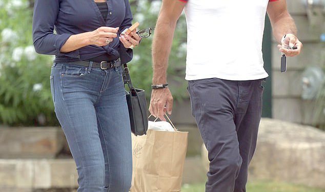 Luann de Lesseps nastavlja nositi taj ogromni sjajni prsten dok se opet vidi sa svojom srebrnom lisicom Beau