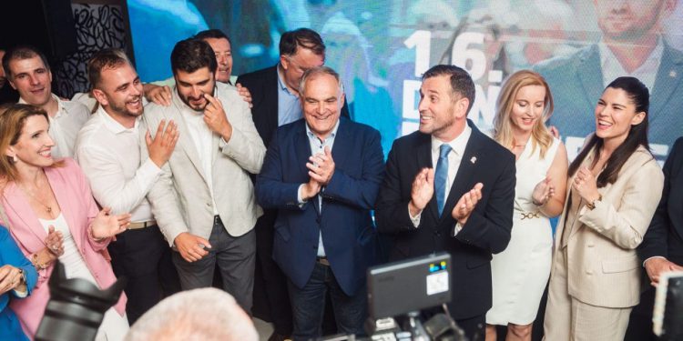 Ma kakav crveni val! Živimo li u jednopartijskom sustavu?