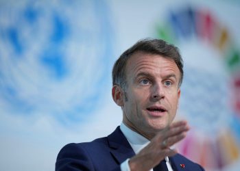 Macron gura zabranu društvenih medija za mlađe od 15 godina nakon uboda škole u Francuskoj