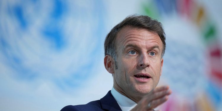 Macron gura zabranu društvenih medija za mlađe od 15 godina nakon uboda škole u Francuskoj