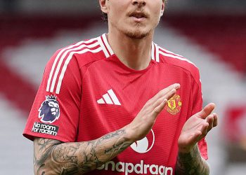 Man United najavljuje lista igrača s 10 ljudi koji su ostali nezaposleni na besplatnim transferima-uključujući trostruku pobjednicu Premier lige i zvijezdu od 40 milijuna funti