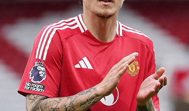 Man United najavljuje lista igrača s 10 ljudi koji su ostali nezaposleni na besplatnim transferima-uključujući trostruku pobjednicu Premier lige i zvijezdu od 40 milijuna funti