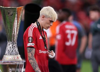 Manchester United, Garnacho Who Combini: Položaj s suparničkom košuljom