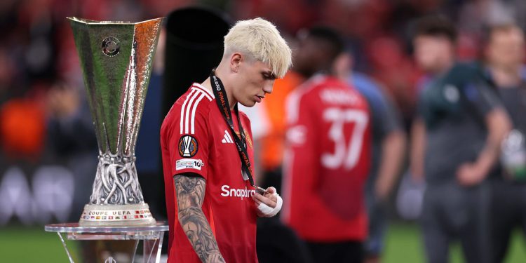 Manchester United, Garnacho Who Combini: Položaj s suparničkom košuljom